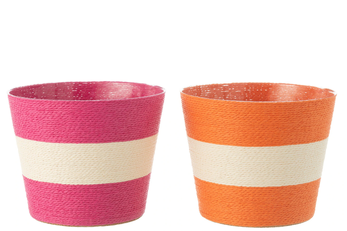 Coppia di vasi portavasi a righe in carta intrecciata firmati Jolipa, caratterizzati da un design ecosostenibile e vivace con ampie bande orizzontali color bianco e fucsia e bianco e arancione. Questi cestini decorativi portafiori offrono una trama materica intrecciata dal gusto naturale, ideale come originale coprivaso per piante o pratico svuotatasche per arredare ambienti interni dallo stile fresco e moderno.
