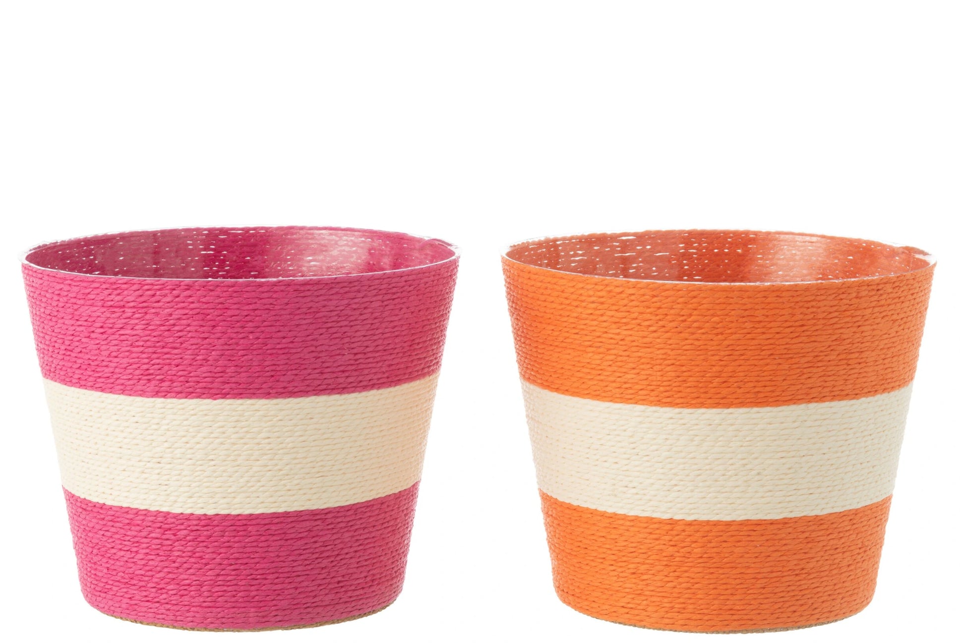Coppia di vasi portavasi a righe in carta intrecciata firmati Jolipa, caratterizzati da un design ecosostenibile e vivace con ampie bande orizzontali color bianco e fucsia e bianco e arancione. Questi cestini decorativi portafiori offrono una trama materica intrecciata dal gusto naturale, ideale come originale coprivaso per piante o pratico svuotatasche per arredare ambienti interni dallo stile fresco e moderno.