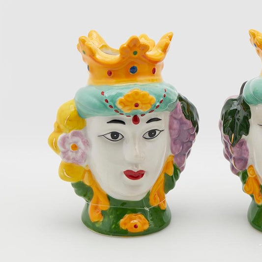 Dettaglio del vaso Teste di Moro EDG Enzo de Gasperi in porcellana colorata. Lei con corone gialle, dettagli in verde e applicazioni floreali. Arredo siciliano moderno e artigianale.