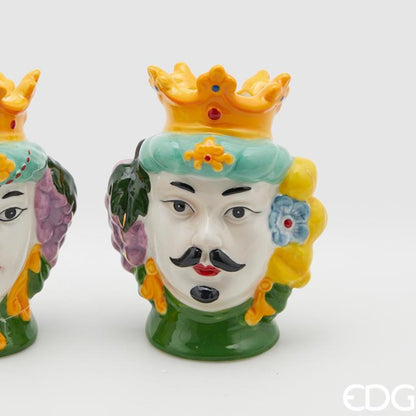 Dettaglio del vaso Teste di Moro EDG Enzo de Gasperi in porcellana colorata. Lui con corone gialle, dettagli in verde e applicazioni floreali. Arredo siciliano moderno e artigianale.