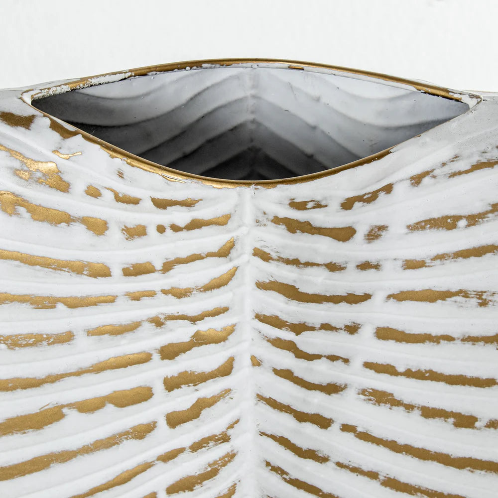 Vaso decorativo bianco e oro firmato E-Camacho, caratterizzato da una forma piatta e affusolata che riproduce fedelmente la struttura di una foglia tropicale con venature in rilievo dorate. Questo elegante complemento d'arredo di design unisce una finitura materica a un'imboccatura sottile, ideale come centrotavola ricercato o soprammobile di lusso per valorizzare interni moderni e sofisticati.