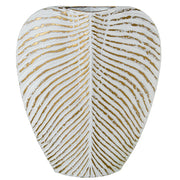 Vaso decorativo bianco e oro firmato E-Camacho, caratterizzato da una forma piatta e affusolata che riproduce fedelmente la struttura di una foglia tropicale con venature in rilievo dorate. Questo elegante complemento d'arredo di design unisce una finitura materica a un'imboccatura sottile, ideale come centrotavola ricercato o soprammobile di lusso per valorizzare interni moderni e sofisticati.