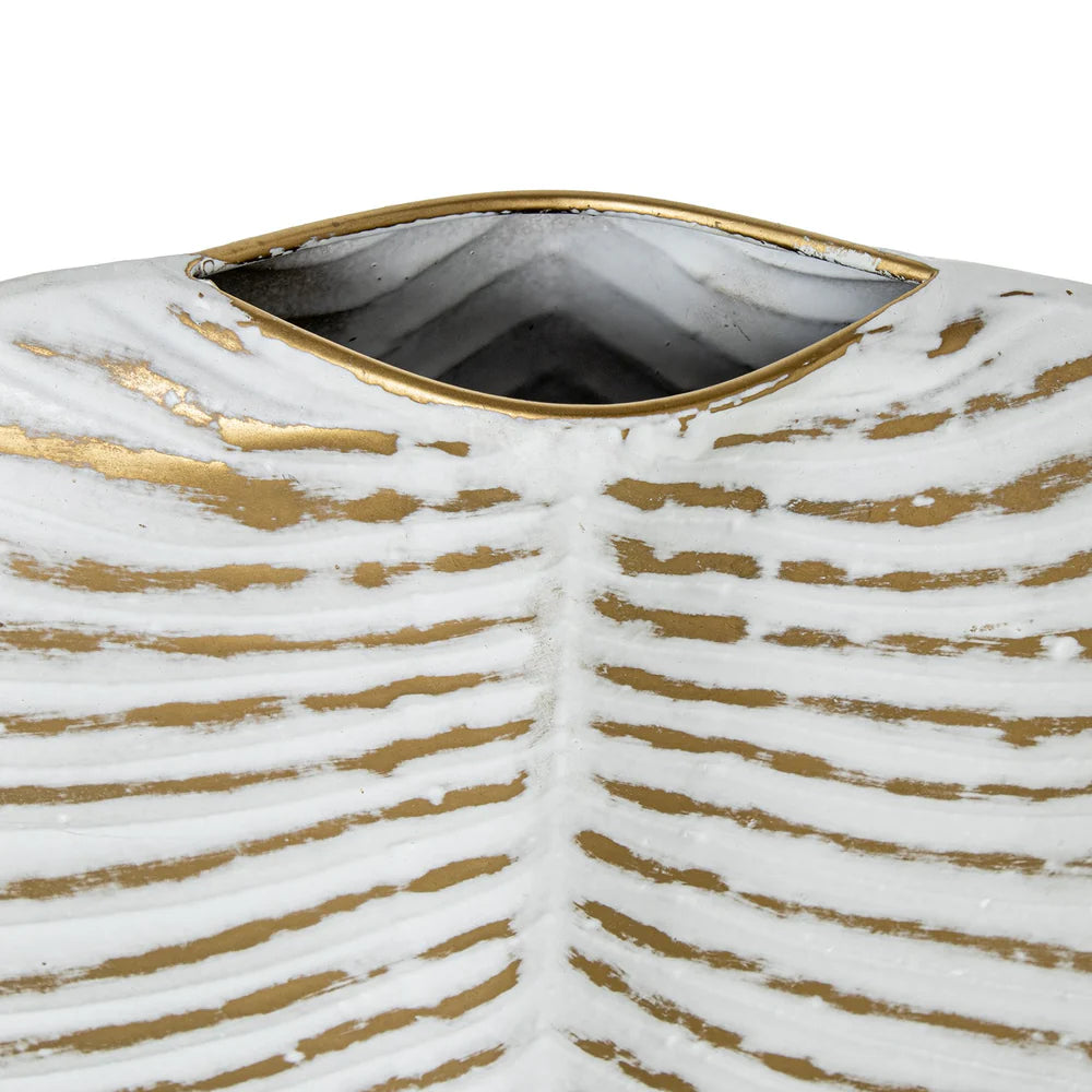 Vaso decorativo bianco e oro firmato E-Camacho, caratterizzato da una forma piatta e affusolata che riproduce fedelmente la struttura di una foglia tropicale con venature in rilievo dorate. Questo elegante complemento d'arredo di design unisce una finitura materica a un'imboccatura sottile, ideale come centrotavola ricercato o soprammobile di lusso per valorizzare interni moderni e sofisticati.