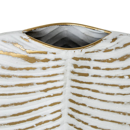 Vaso decorativo bianco e oro firmato E-Camacho, caratterizzato da una forma piatta e affusolata che riproduce fedelmente la struttura di una foglia tropicale con venature in rilievo dorate. Questo elegante complemento d'arredo di design unisce una finitura materica a un'imboccatura sottile, ideale come centrotavola ricercato o soprammobile di lusso per valorizzare interni moderni e sofisticati.