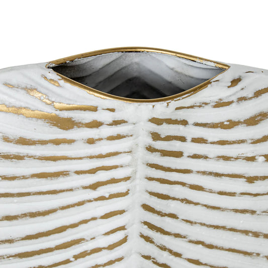 Vaso decorativo bianco e oro firmato E-Camacho, caratterizzato da una forma piatta e affusolata che riproduce fedelmente la struttura di una foglia tropicale con venature in rilievo dorate. Questo elegante complemento d'arredo di design unisce una finitura materica a un'imboccatura sottile, ideale come centrotavola ricercato o soprammobile di lusso per valorizzare interni moderni e sofisticati.