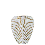 Vaso decorativo bianco e oro firmato E-Camacho, caratterizzato da una forma piatta e affusolata che riproduce fedelmente la struttura di una foglia tropicale con venature in rilievo dorate. Questo elegante complemento d'arredo di design unisce una finitura materica a un'imboccatura sottile, ideale come centrotavola ricercato o soprammobile di lusso per valorizzare interni moderni e sofisticati.
