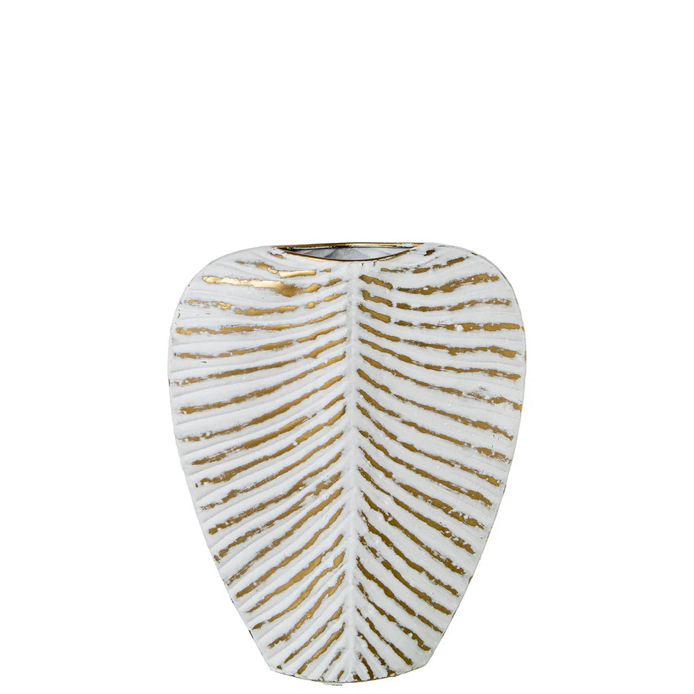 Vaso decorativo bianco e oro firmato E-Camacho, caratterizzato da una forma piatta e affusolata che riproduce fedelmente la struttura di una foglia tropicale con venature in rilievo dorate. Questo elegante complemento d'arredo di design unisce una finitura materica a un'imboccatura sottile, ideale come centrotavola ricercato o soprammobile di lusso per valorizzare interni moderni e sofisticati.