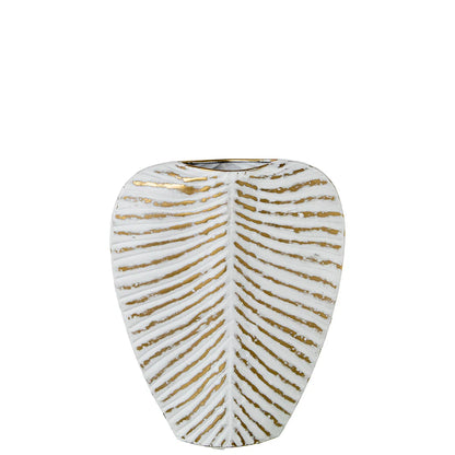Vaso decorativo bianco e oro firmato E-Camacho, caratterizzato da una forma piatta e affusolata che riproduce fedelmente la struttura di una foglia tropicale con venature in rilievo dorate. Questo elegante complemento d'arredo di design unisce una finitura materica a un'imboccatura sottile, ideale come centrotavola ricercato o soprammobile di lusso per valorizzare interni moderni e sofisticati.