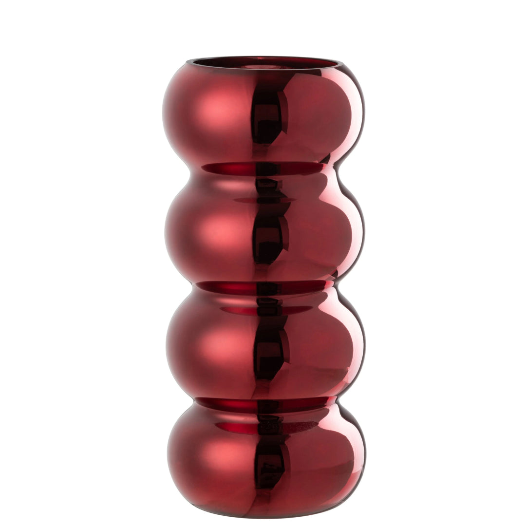 Vaso in vetro rosso scuro modello Bruco firmato Jolipa, caratterizzato da un design moderno e sinuoso a sezioni sferiche sovrapposte con finitura lucida e metallizzata. Questo originale vaso decorativo di design è perfetto come centrotavola o portafiori elegante per arredare con uno stile ricercato e contemporaneo gli interni della casa.