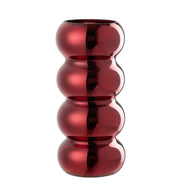 Vaso in vetro rosso scuro modello Bruco firmato Jolipa, caratterizzato da un design moderno e sinuoso a sezioni sferiche sovrapposte con finitura lucida e metallizzata. Questo originale vaso decorativo di design è perfetto come centrotavola o portafiori elegante per arredare con uno stile ricercato e contemporaneo gli interni della casa.
