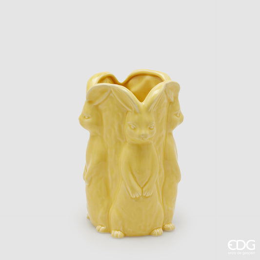Vaso decorativo alto EDG Enzo De Gasperi linea Easter in ceramica giallo pastello. Design scultoreo composto da tre grandi conigli a figura intera che formano il corpo del vaso. Altezza 24 cm, stile elegante per la Pasqua.