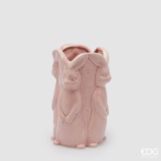Vaso decorativo alto EDG Enzo De Gasperi linea Easter in ceramica rosa pastello. Design scultoreo composto da tre grandi conigli a figura intera che formano il corpo del vaso. Altezza 24 cm, stile elegante per la Pasqua.