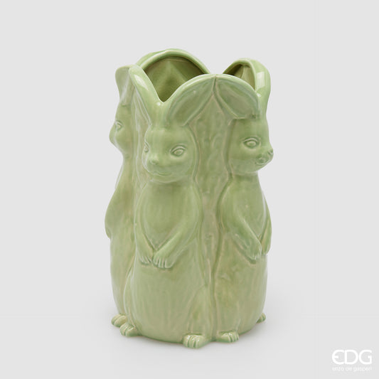 Vaso decorativo alto EDG Enzo De Gasperi linea Easter in ceramica verde pastello. Design scultoreo composto da tre grandi conigli a figura intera che formano il corpo del vaso. Altezza 30 cm, stile elegante per la Pasqua.