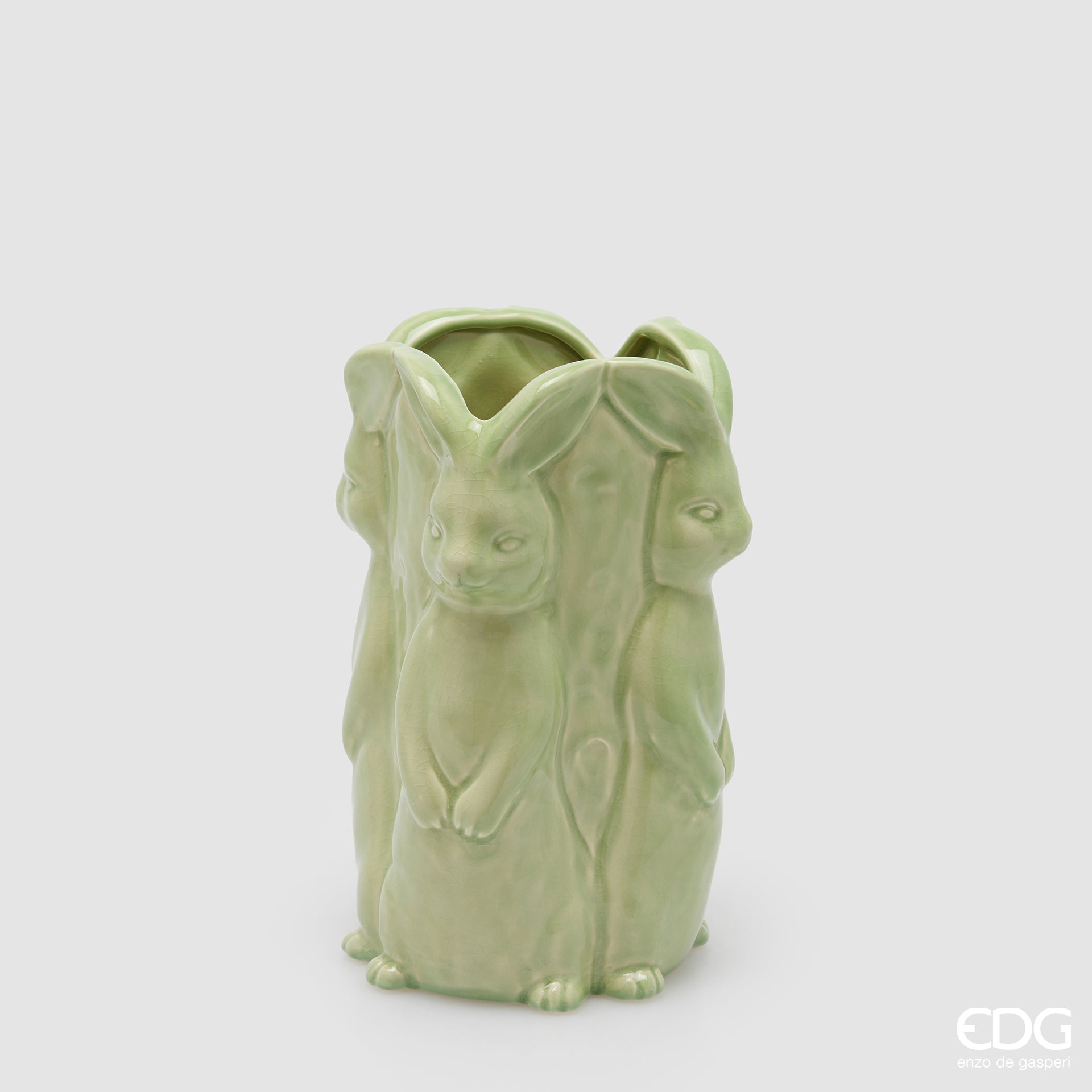 Vaso decorativo alto EDG Enzo De Gasperi linea Easter in ceramica verde pastello. Design scultoreo composto da tre grandi conigli a figura intera che formano il corpo del vaso. Altezza 24 cm, stile elegante per la Pasqua.