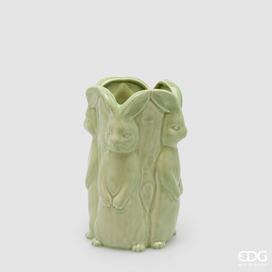 Vaso decorativo alto EDG Enzo De Gasperi linea Easter in ceramica verde pastello. Design scultoreo composto da tre grandi conigli a figura intera che formano il corpo del vaso. Altezza 24 cm, stile elegante per la Pasqua.