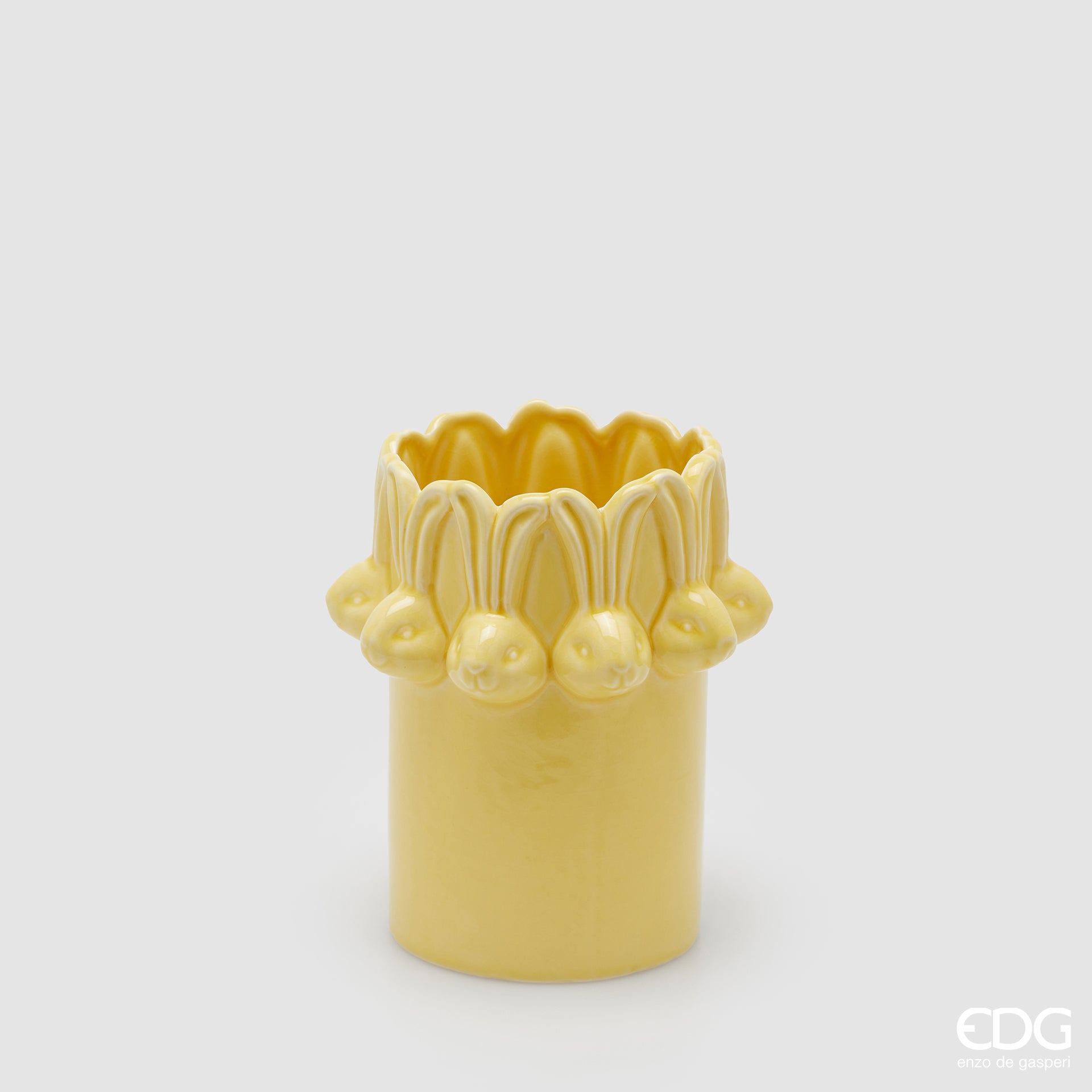 Vaso cilindrico EDG Enzo De Gasperi linea Easter in ceramica giallo pastello. Bordo superiore decorato con rilievi di teste di coniglietto. Complemento d'arredo primaverile ed elegante per la Pasqua 2026.