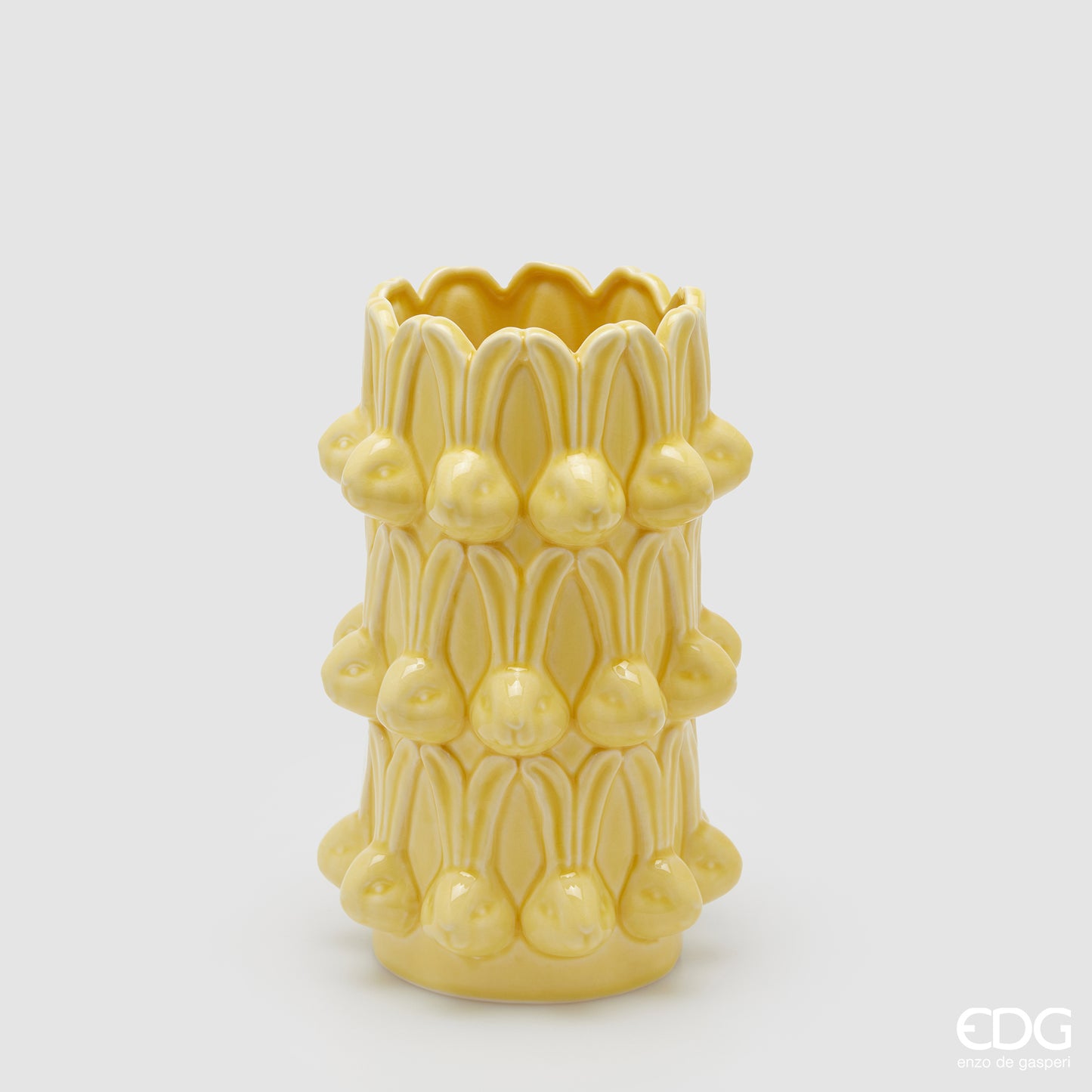 Vaso alto EDG Enzo De Gasperi linea Easter in ceramica giallo. Design a cilindro con teste di coniglio in rilievo. Altezza 25 cm, decorazione pasquale raffinata e moderna.