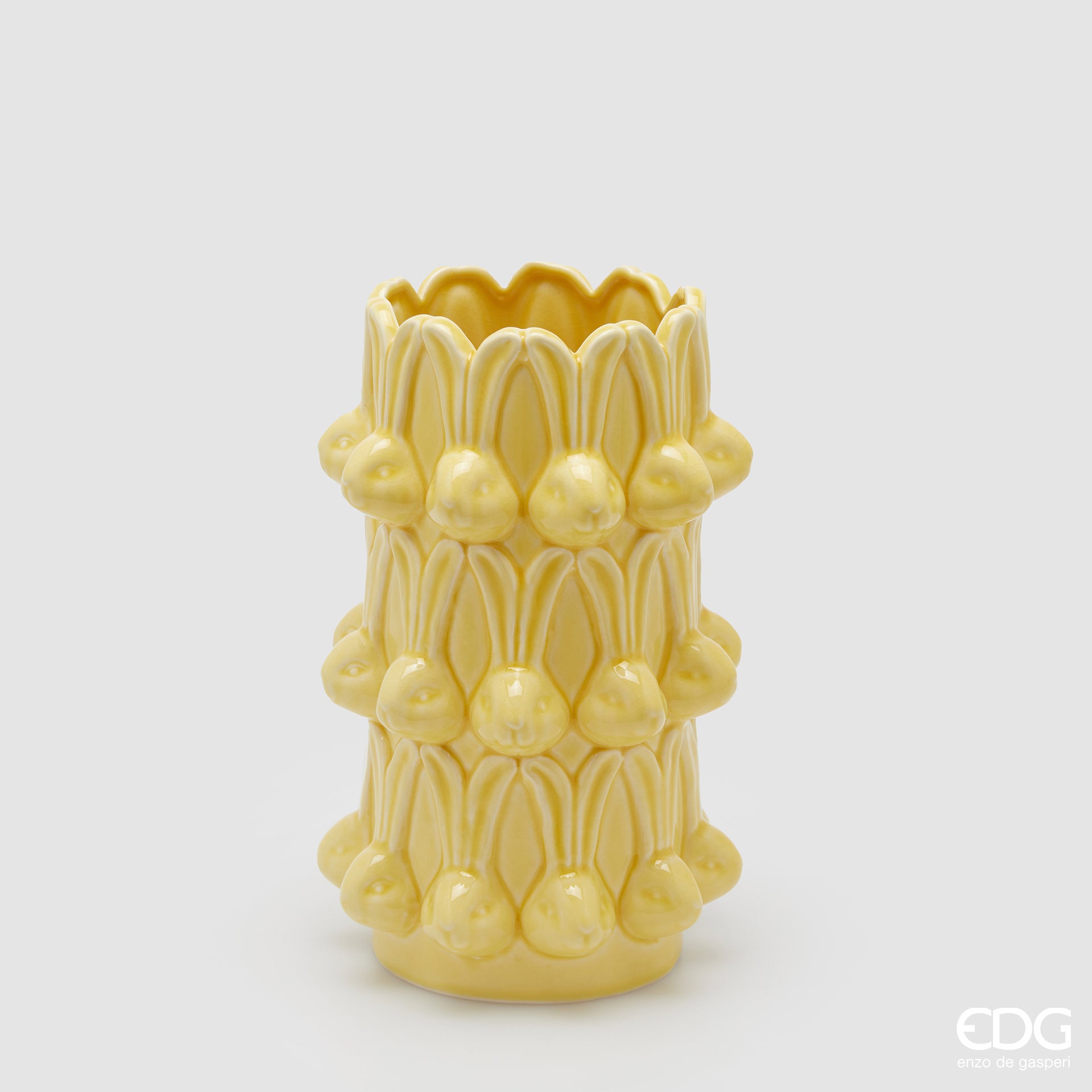 Vaso alto EDG Enzo De Gasperi linea Easter in ceramica giallo. Design a cilindro con teste di coniglio in rilievo. Altezza 25 cm, decorazione pasquale raffinata e moderna.