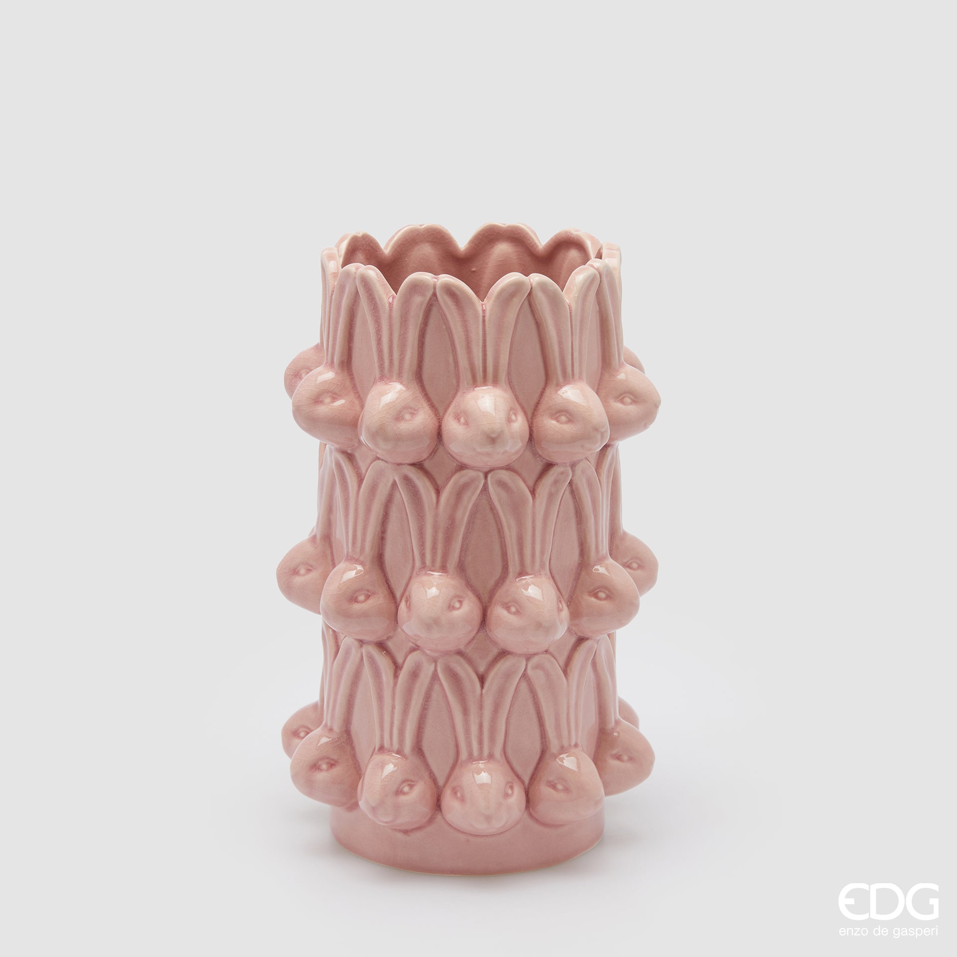 Vaso alto EDG Enzo De Gasperi linea Easter in ceramica rosa. Design a cilindro con teste di coniglio in rilievo. Altezza 25 cm, decorazione pasquale raffinata e moderna.