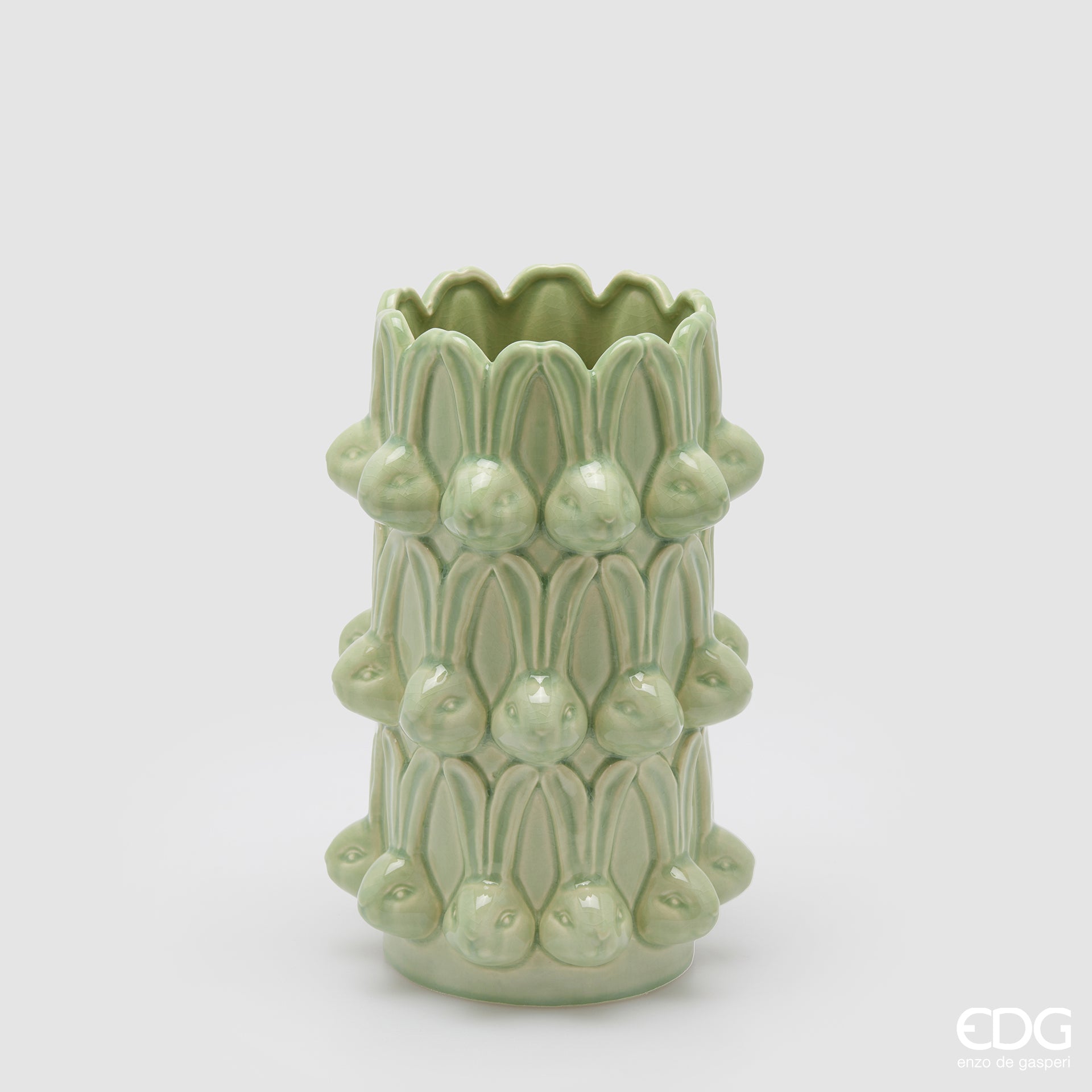 Vaso alto EDG Enzo De Gasperi linea Easter in ceramica verde salvia. Design a cilindro con teste di coniglio in rilievo. Altezza 25 cm, decorazione pasquale raffinata e moderna.