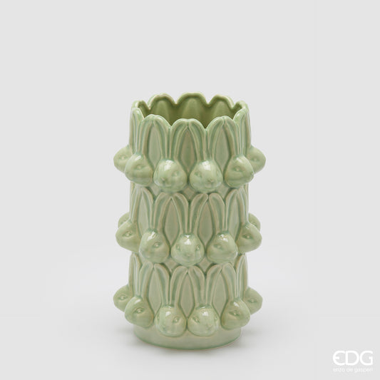 Vaso alto EDG Enzo De Gasperi linea Easter in ceramica verde salvia. Design a cilindro con teste di coniglio in rilievo. Altezza 25 cm, decorazione pasquale raffinata e moderna.
