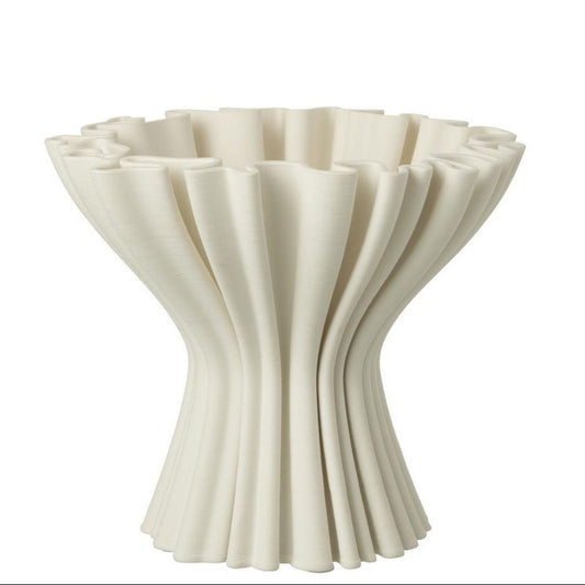 Vaso moderno in porcellana bianca opaca con design 3D a imbuto svasato. La struttura è definita da profonde pieghe verticali che creano un profilo frastagliato e ondulato sull'ampia apertura superiore.