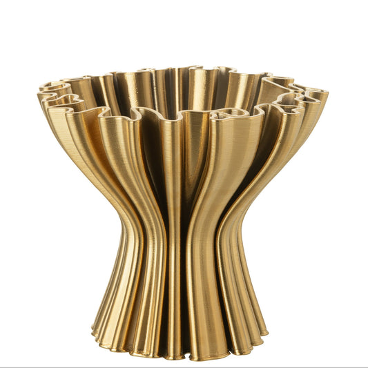Vaso moderno in porcellana oro dalla forma svasata a imbuto. Il design è caratterizzato da pieghe verticali profonde e una texture rigata, con un'ampia apertura superiore dal profilo frastagliato.