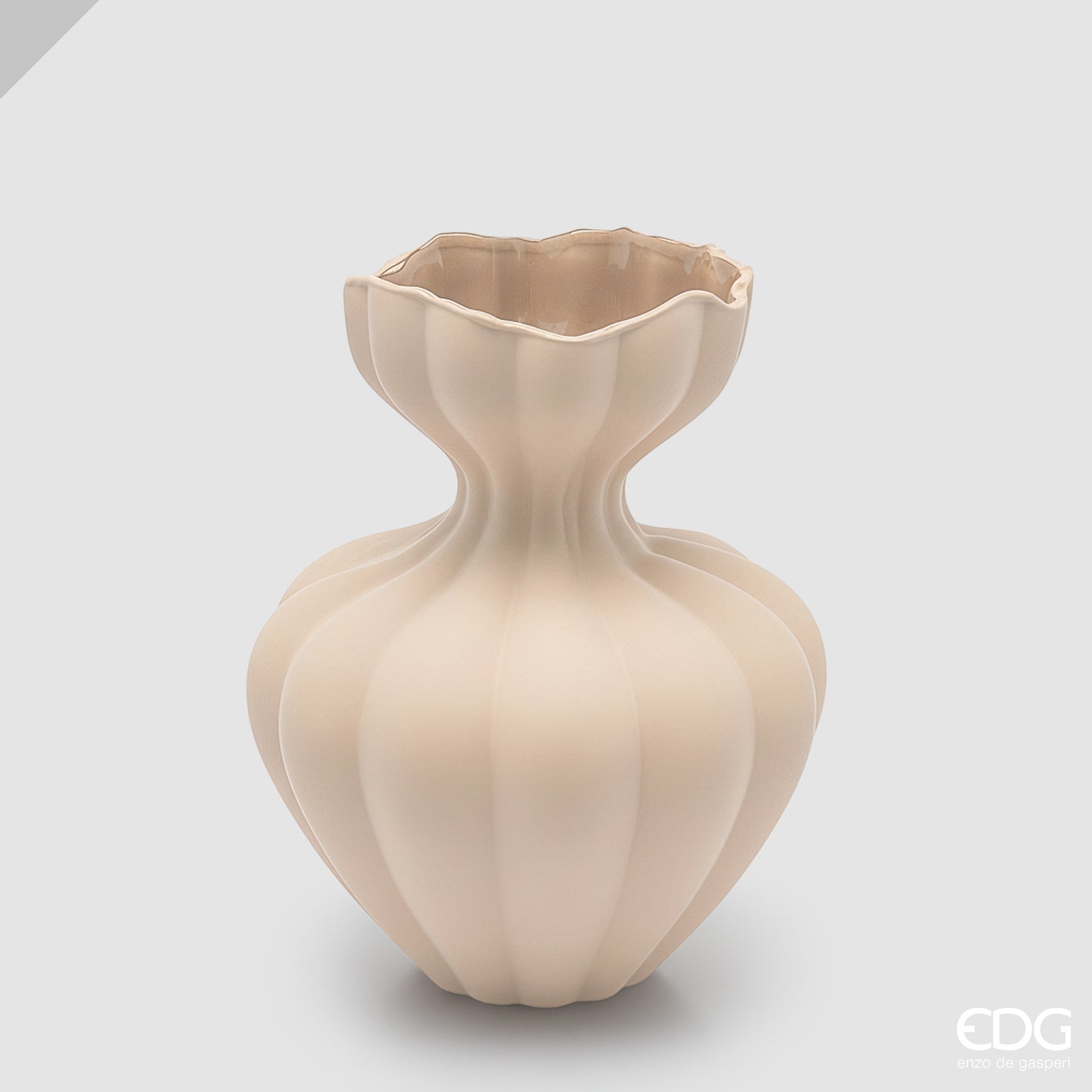 Vaso in vetro opaco color avorio modello Flow grande firmato EDG Enzo de Gasperi, caratterizzato da un design sinuoso con una superficie a coste verticali e un collo stretto che si apre in un'imboccatura ondulata. Questo raffinato vaso decorativo si adatta perfettamente a interni moderni ed eleganti, ideale sia come portafiori sia come raffinato complemento d'arredo per la casa.