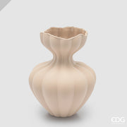 Vaso in vetro opaco color avorio modello Flow grande firmato EDG Enzo de Gasperi, caratterizzato da un design sinuoso con una superficie a coste verticali e un collo stretto che si apre in un'imboccatura ondulata. Questo raffinato vaso decorativo si adatta perfettamente a interni moderni ed eleganti, ideale sia come portafiori sia come raffinato complemento d'arredo per la casa.