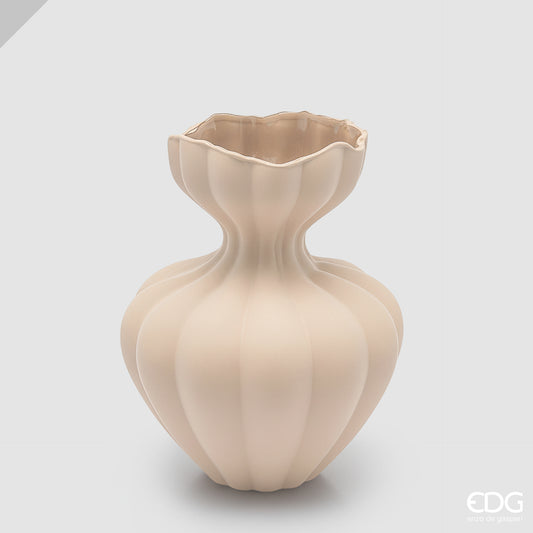 Vaso in vetro opaco color avorio modello Flow grande firmato EDG Enzo de Gasperi, caratterizzato da un design sinuoso con una superficie a coste verticali e un collo stretto che si apre in un'imboccatura ondulata. Questo raffinato vaso decorativo si adatta perfettamente a interni moderni ed eleganti, ideale sia come portafiori sia come raffinato complemento d'arredo per la casa.