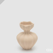 Vaso in vetro opaco color avorio modello Flow piccolo firmato EDG Enzo de Gasperi, caratterizzato da un design sinuoso con una superficie a coste verticali e un collo stretto che si apre in un'imboccatura ondulata. Questo raffinato vaso decorativo si adatta perfettamente a interni moderni ed eleganti, ideale sia come portafiori sia come raffinato complemento d'arredo per la casa.