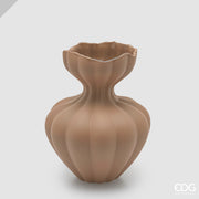 Vaso in vetro opaco color marroncino modello Flow firmato EDG Enzo de Gasperi, caratterizzato da un design sinuoso con una superficie a coste verticali e un collo stretto che si apre in un'imboccatura ondulata. Questo raffinato vaso decorativo si adatta perfettamente a interni moderni ed eleganti, ideale sia come portafiori sia come raffinato complemento d'arredo per la casa.