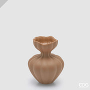 Vaso in vetro opaco color marroncino modello Flow firmato EDG Enzo de Gasperi, caratterizzato da un design sinuoso con una superficie a coste verticali e un collo stretto che si apre in un'imboccatura ondulata. Questo raffinato vaso decorativo si adatta perfettamente a interni moderni ed eleganti, ideale sia come portafiori sia come raffinato complemento d'arredo per la casa.