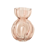 Vaso in vetro trasparente color rosa salmone modello Hubert piccolo firmato Jolipa, caratterizzato da un design sinuoso con una superficie a coste verticali e un collo stretto che si apre in un'ampia imboccatura ondulata. Questo raffinato vaso decorativo si adatta perfettamente a interni moderni ed eleganti, ideale sia come portafiori sia come ricercato complemento d'arredo per la casa.