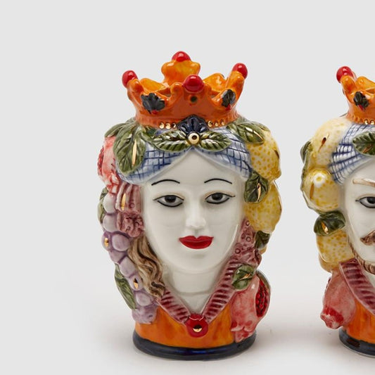 Variante Lei del vaso Teste di Moro EDG Enzo de Gasperi in porcellana colorata. Lei con corone gialle, dettagli in arancione e applicazioni di frutta. Arredo siciliano moderno e artigianale.