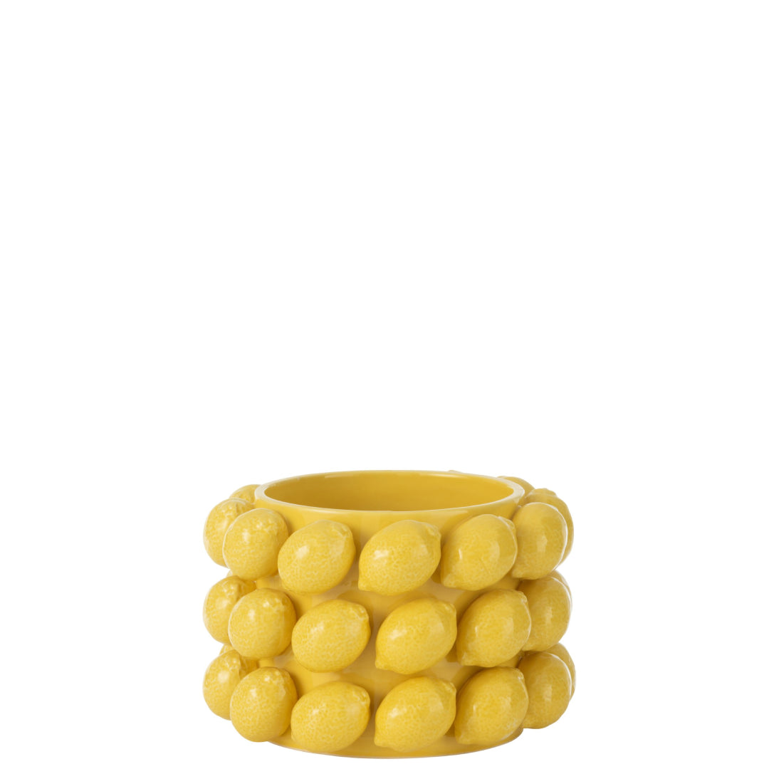 Portavaso in ceramica gialla lucida a forma cilindrica, interamente rivestito da limoni in rilievo disposte su tre file. Complemento d'arredo dal design fantasioso firmato Jolipa, ideale come vaso decorativo o idea regalo originale per la casa.
