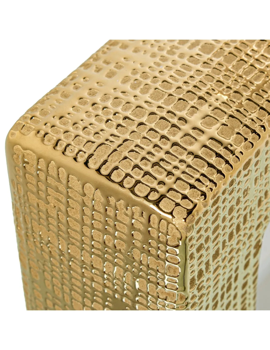 Vaso a bottiglia rettangolare orizzontale firmato Camacho, caratterizzato da un'elegante finitura ceramica color oro lucido con una texture a rilievo finemente lavorata, dettagli bianchi e un originale design geometrico con foro centrale vuoto. Questo moderno complemento d'arredo è provvisto di un collo stretto superiore ideale per ospitare singoli steli floreali, perfetto come sofisticato oggetto ornamentale per impreziosire mobili, consolle o tavoli in contesti contemporanei.