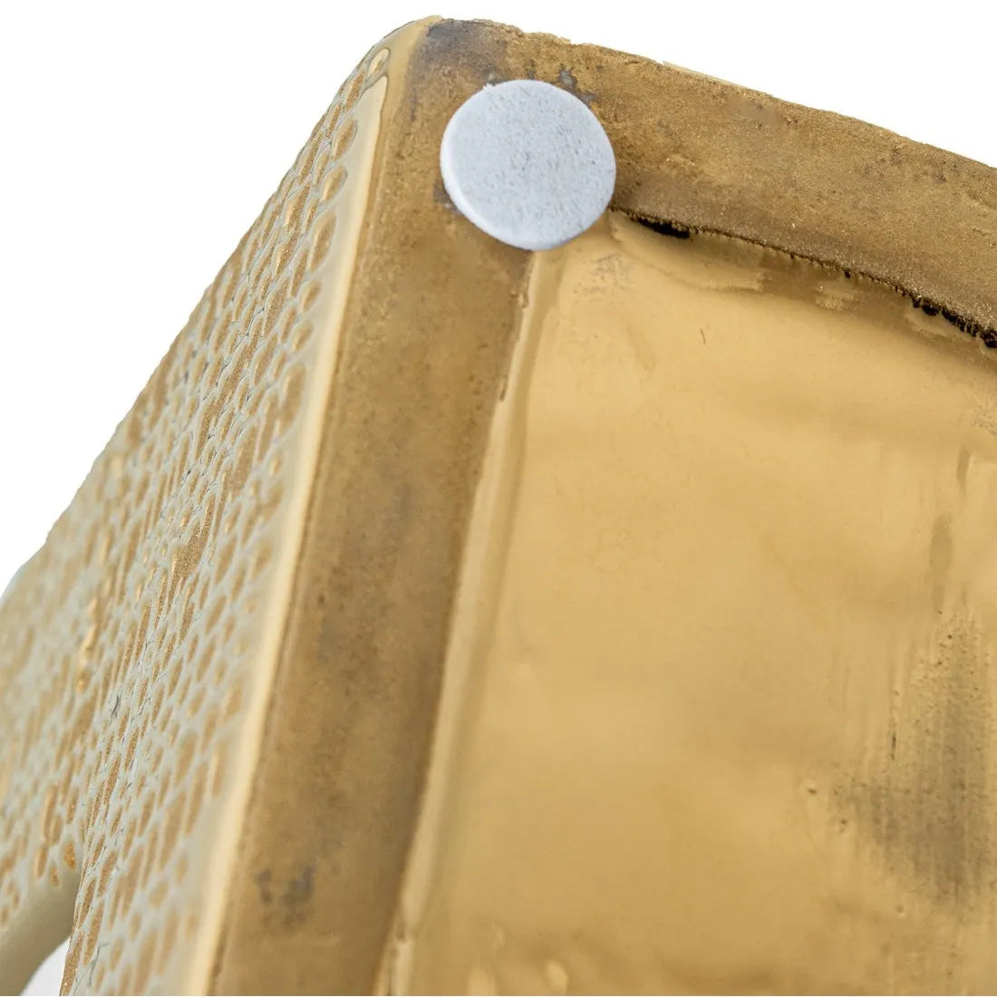 Vaso a bottiglia rettangolare orizzontale firmato Camacho, caratterizzato da un'elegante finitura ceramica color oro lucido con una texture a rilievo finemente lavorata, dettagli bianchi e un originale design geometrico con foro centrale vuoto. Questo moderno complemento d'arredo è provvisto di un collo stretto superiore ideale per ospitare singoli steli floreali, perfetto come sofisticato oggetto ornamentale per impreziosire mobili, consolle o tavoli in contesti contemporanei.