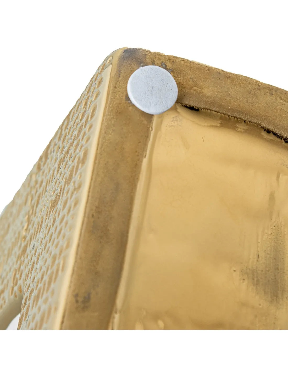 Vaso a bottiglia rettangolare orizzontale firmato Camacho, caratterizzato da un'elegante finitura ceramica color oro lucido con una texture a rilievo finemente lavorata, dettagli bianchi e un originale design geometrico con foro centrale vuoto. Questo moderno complemento d'arredo è provvisto di un collo stretto superiore ideale per ospitare singoli steli floreali, perfetto come sofisticato oggetto ornamentale per impreziosire mobili, consolle o tavoli in contesti contemporanei.