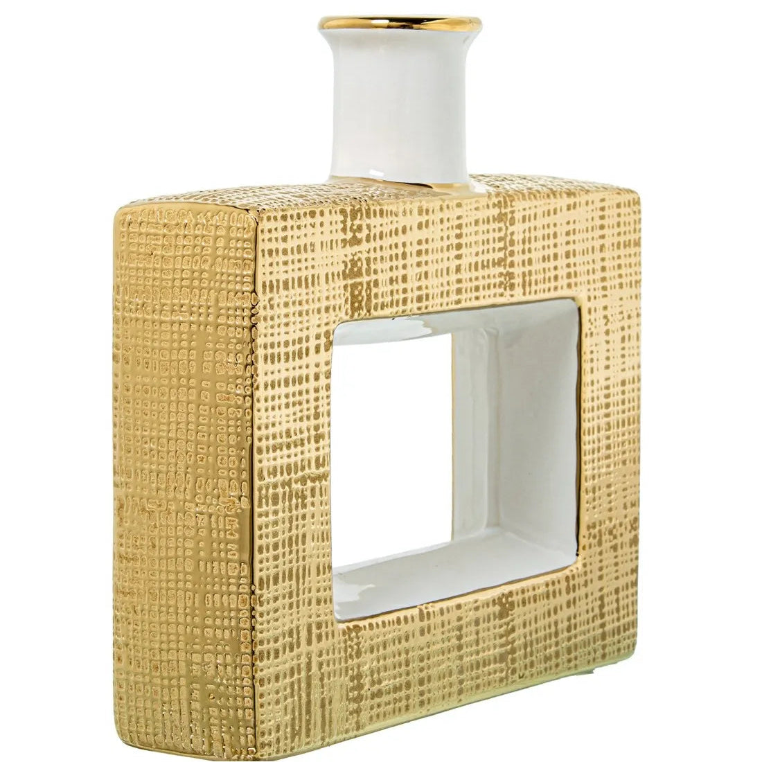 Vaso a bottiglia rettangolare orizzontale firmato Camacho, caratterizzato da un'elegante finitura ceramica color oro lucido con una texture a rilievo finemente lavorata, dettagli bianchi e un originale design geometrico con foro centrale vuoto. Questo moderno complemento d'arredo è provvisto di un collo stretto superiore ideale per ospitare singoli steli floreali, perfetto come sofisticato oggetto ornamentale per impreziosire mobili, consolle o tavoli in contesti contemporanei.
