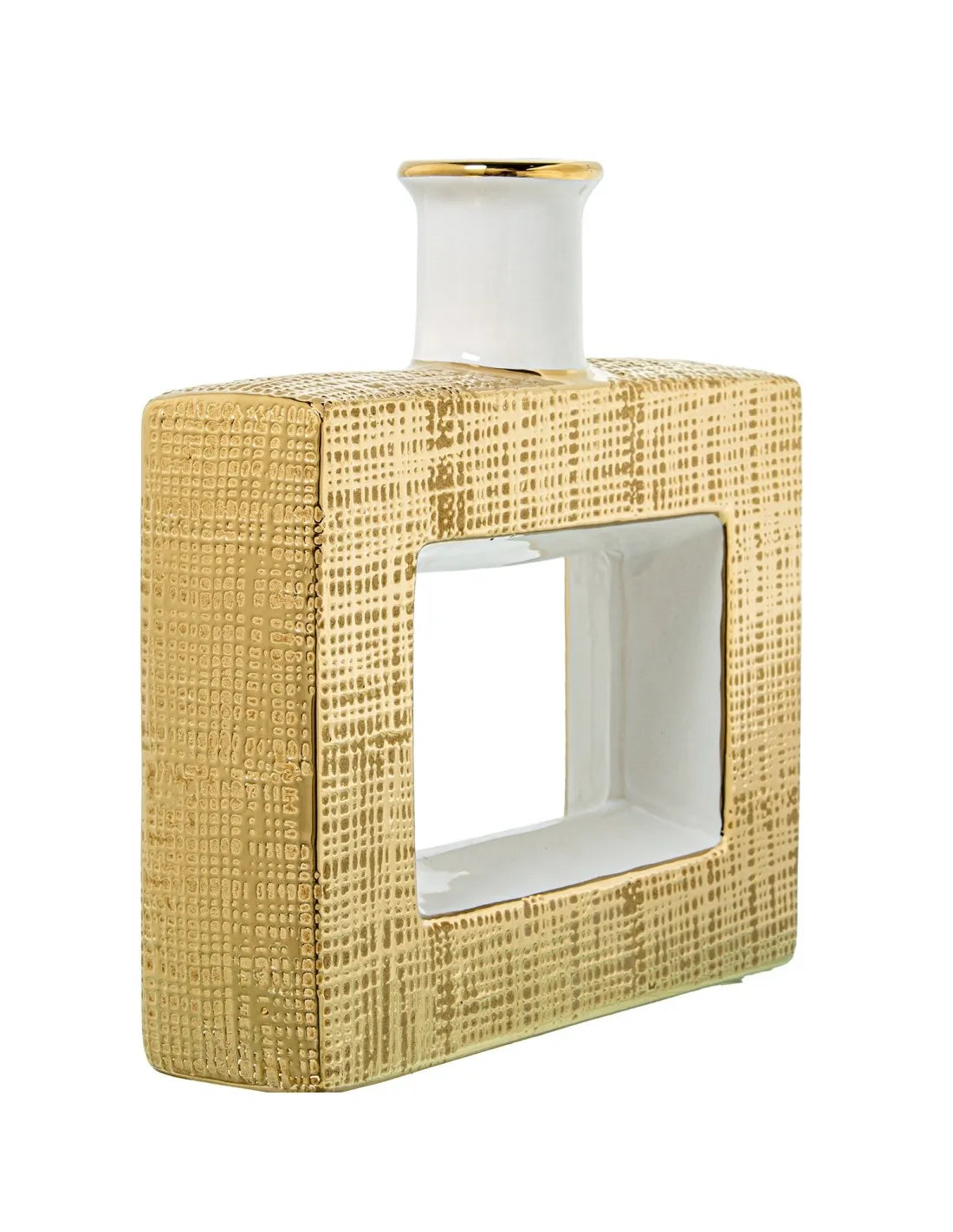Vaso a bottiglia rettangolare orizzontale firmato Camacho, caratterizzato da un'elegante finitura ceramica color oro lucido con una texture a rilievo finemente lavorata, dettagli bianchi e un originale design geometrico con foro centrale vuoto. Questo moderno complemento d'arredo è provvisto di un collo stretto superiore ideale per ospitare singoli steli floreali, perfetto come sofisticato oggetto ornamentale per impreziosire mobili, consolle o tavoli in contesti contemporanei.