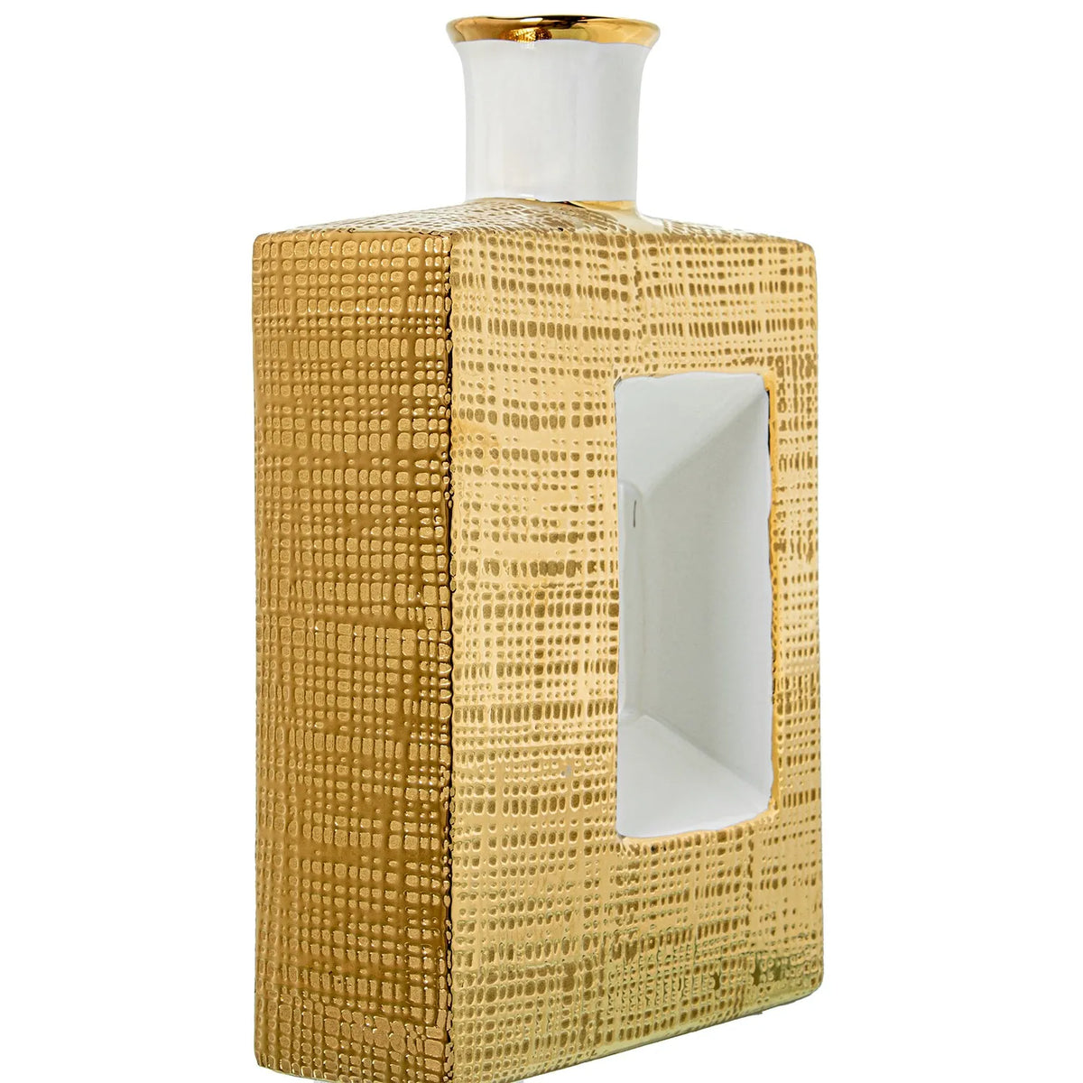 Vaso a bottiglia rettangolare verticale firmato Camacho, caratterizzato da un'elegante finitura ceramica color oro lucido con una texture a rilievo finemente lavorata, dettagli bianchi e un originale design geometrico con foro centrale vuoto. Questo moderno complemento d'arredo è provvisto di un collo stretto superiore ideale per ospitare singoli steli floreali, perfetto come sofisticato oggetto ornamentale per impreziosire mobili, consolle o tavoli in contesti contemporanei.