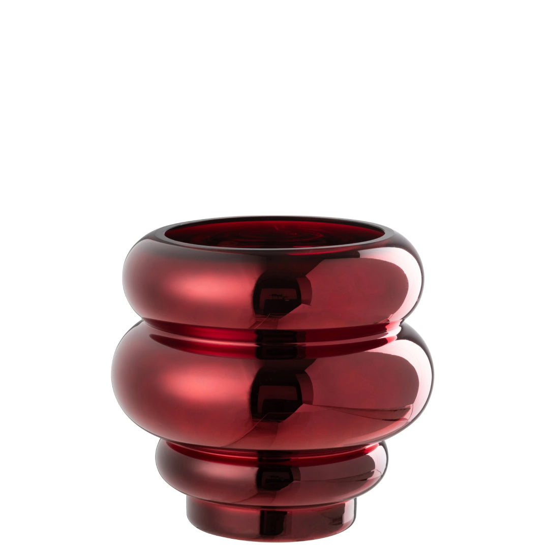 Portacandela e vaso decorativo in vetro lucido color rosso scuro modello Clea firmato Jolipa, caratterizzato da un design moderno e basso con tre sezioni sferiche sovrapposte a diametro decrescente verso la base. Questo versatile complemento d'arredo con finitura metallizzata a specchio è ideale sia come portacandele d'atmosfera sia come piccolo vaso o centrotavola di design per ambienti eleganti e contemporanei.