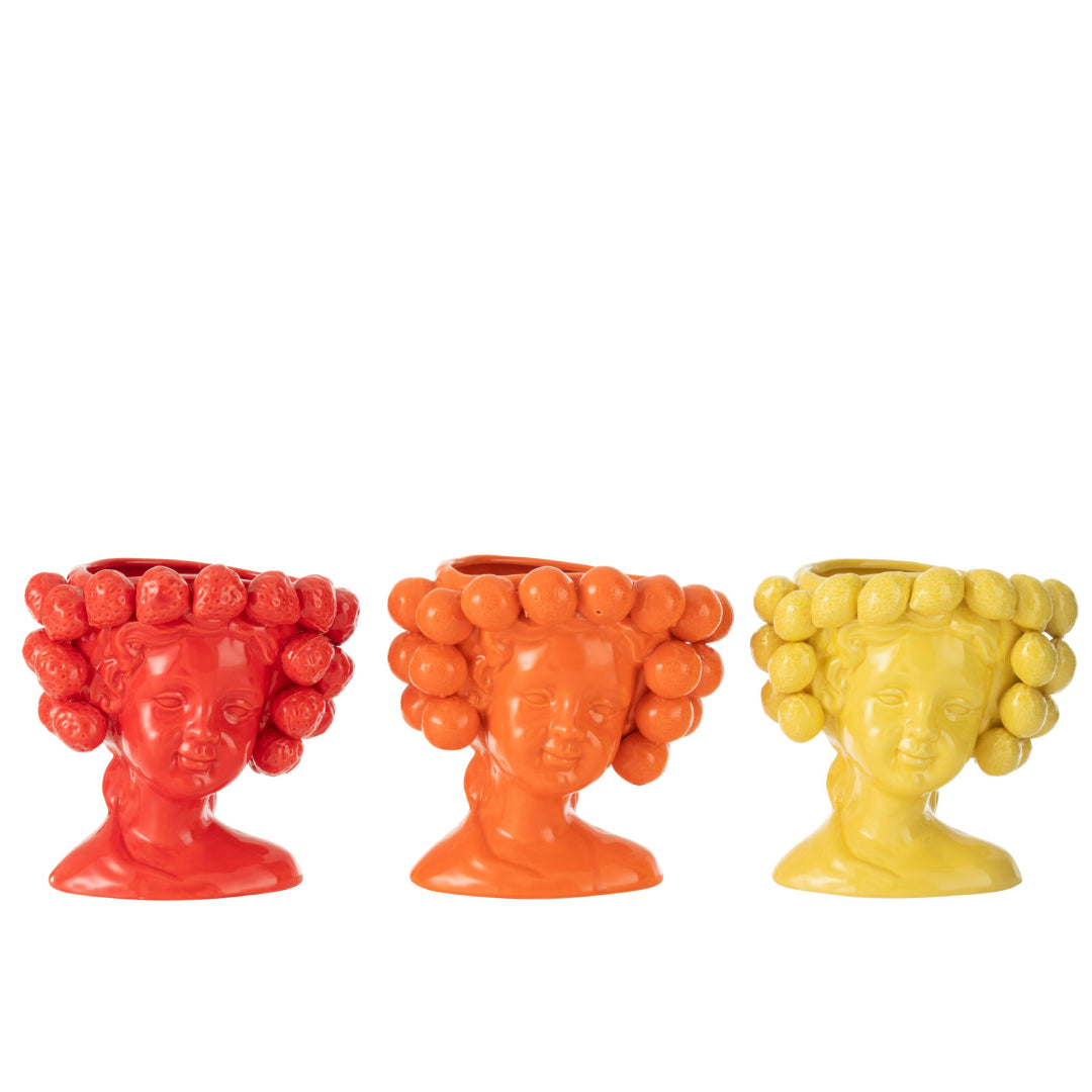 Portavaso in ceramica rossa lucida a forma di testa di ragazza, i cui capelli sono rivestiti da fragole in rilievo disposte su più file. Complemento d'arredo dal design fantasioso firmato Jolipa, ideale come vaso decorativo o idea regalo originale per la casa.
