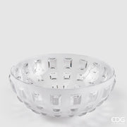 Vaso in vetro trasparente modello Gemma firmato EDG Enzo de Gasperi, caratterizzato da una raffinata forma a ciotola bassa impreziosita da una lavorazione geometrica a rilievo che ricorda la sfaccettatura dei diamanti. Questo versatile centrotavola di design cattura e riflette la luce, rendendolo un complemento d'arredo perfetto per arricchire ambienti eleganti sia come portaoggetti sia come coppa decorativa.