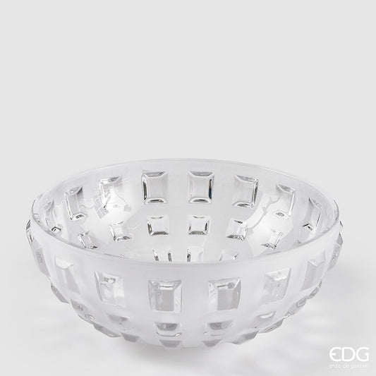 Vaso in vetro trasparente modello Gemma firmato EDG Enzo de Gasperi, caratterizzato da una raffinata forma a ciotola bassa impreziosita da una lavorazione geometrica a rilievo che ricorda la sfaccettatura dei diamanti. Questo versatile centrotavola di design cattura e riflette la luce, rendendolo un complemento d'arredo perfetto per arricchire ambienti eleganti sia come portaoggetti sia come coppa decorativa.