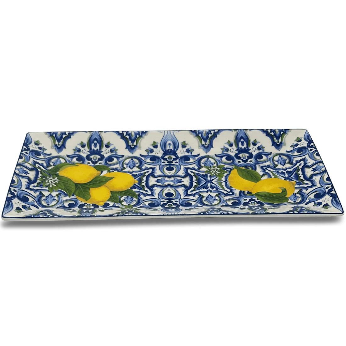 Vassoio rettangolare in ceramica con decoro "Fantasia Siciliana" blu e giallo ocra. Il design centrale presenta motivi a rosone e ghirlande botaniche ispirate alle maioliche mediterranee su fondo bianco lucido.