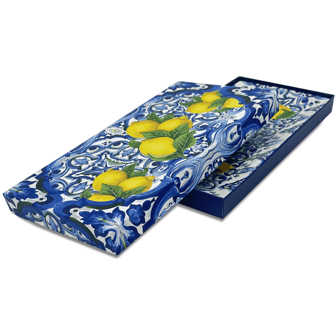 Elegante box regalo blu notte con texture damascata contenente il vassoio rettangolare in ceramica. Un packaging raffinato pronto per essere regalato, ideale per eventi e cerimonie.
