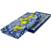 Elegante box regalo blu notte con texture damascata contenente il vassoio rettangolare in ceramica. Un packaging raffinato pronto per essere regalato, ideale per eventi e cerimonie.