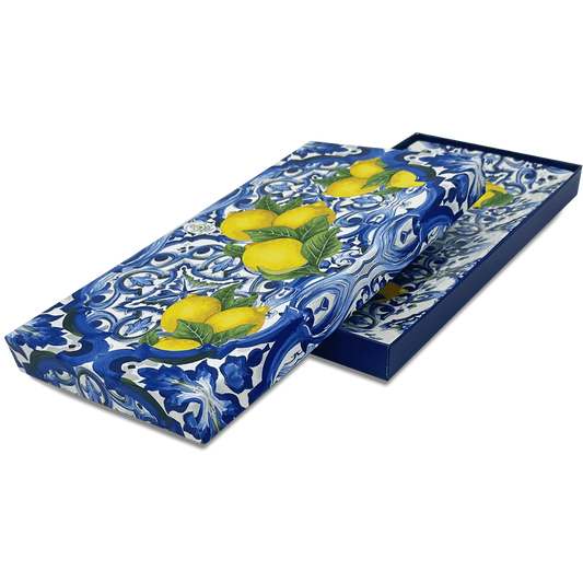Elegante box regalo blu notte con texture damascata contenente il vassoio rettangolare in ceramica. Un packaging raffinato pronto per essere regalato, ideale per eventi e cerimonie.